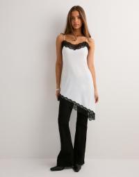 Nelly - Hvid - Lace Asymmetric Slip Dress