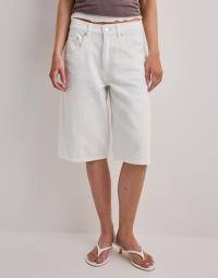 Nelly - Hvid - Buckle Long Jeans Shorts