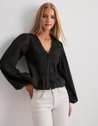 Nelly - Sort - Flirty V-neck Blouse
