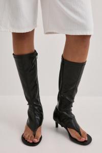 Nelly - Sort - Sock Thong Boot