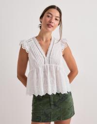 Nelly - Hvid - Embroidered Flounce Blouse