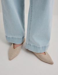 Nelly - Beige - Deep V-Shape Flat